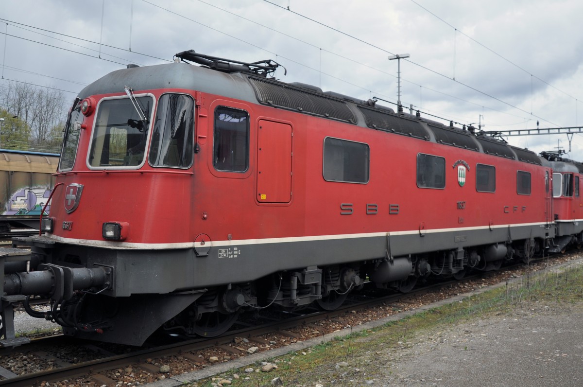 Re 6/6 11637 beim Güterbahnhof in Muttenz. Die Aufnahme stammt vom 23.03.2014.