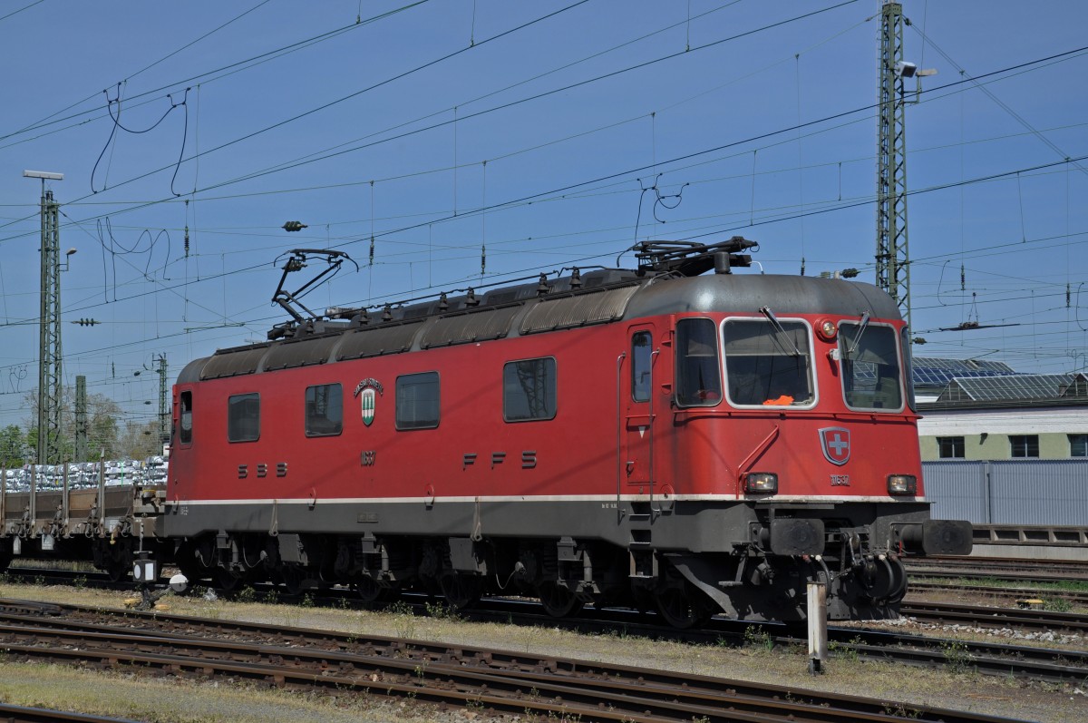 Re 6/6 11637 durchfährt am 10.04.2014 den Badischen Bahnhof. Die Aufnahme stammt vom 10.04.2014.