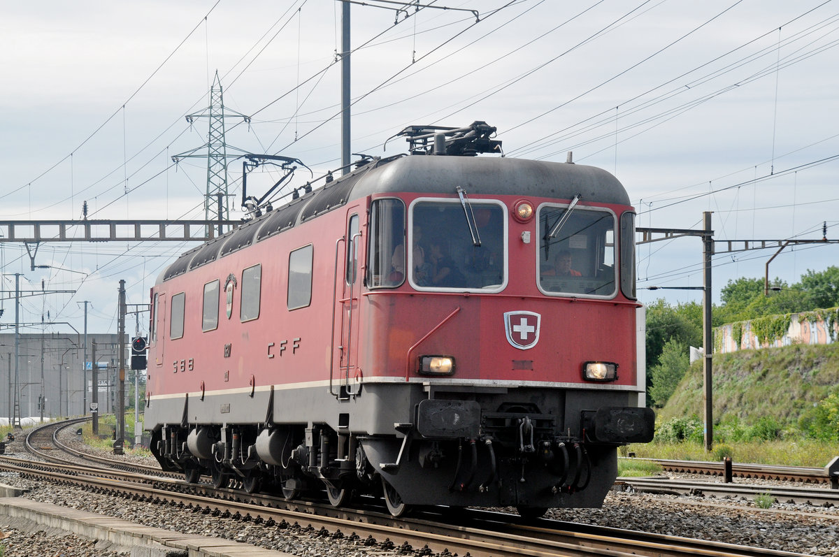 Re 6/6 11637 durchfährt den Bahnhof Pratteln. Die Aufnahme stammt vom 12.08.2017.