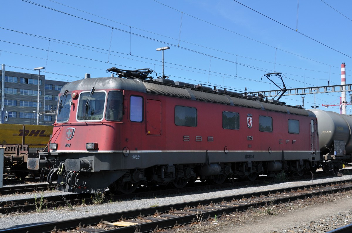 Re 6/6 11639 wartet vor dem Bahnhsignal beim Güterbahnhof Muttenz auf die Weiterfahrt. Die Aufnahme stammt vom 03.07.2014.