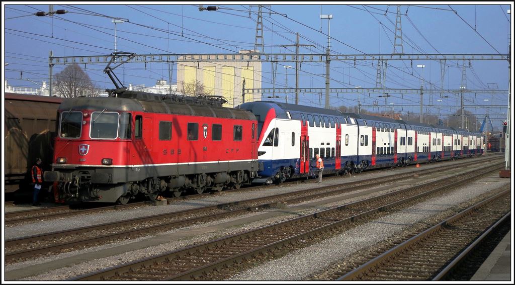 Re 6/6 11640  Münchenstein  holt einen fabrikneuen KISS ohne Anschriften in St.Margrethen ab. (14.03.2014)