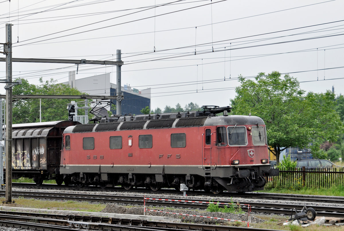 Re 6/6 11641 durchfährt den Bahnhof Pratteln. Die Aufnahme stammt vom 07.06.2016.