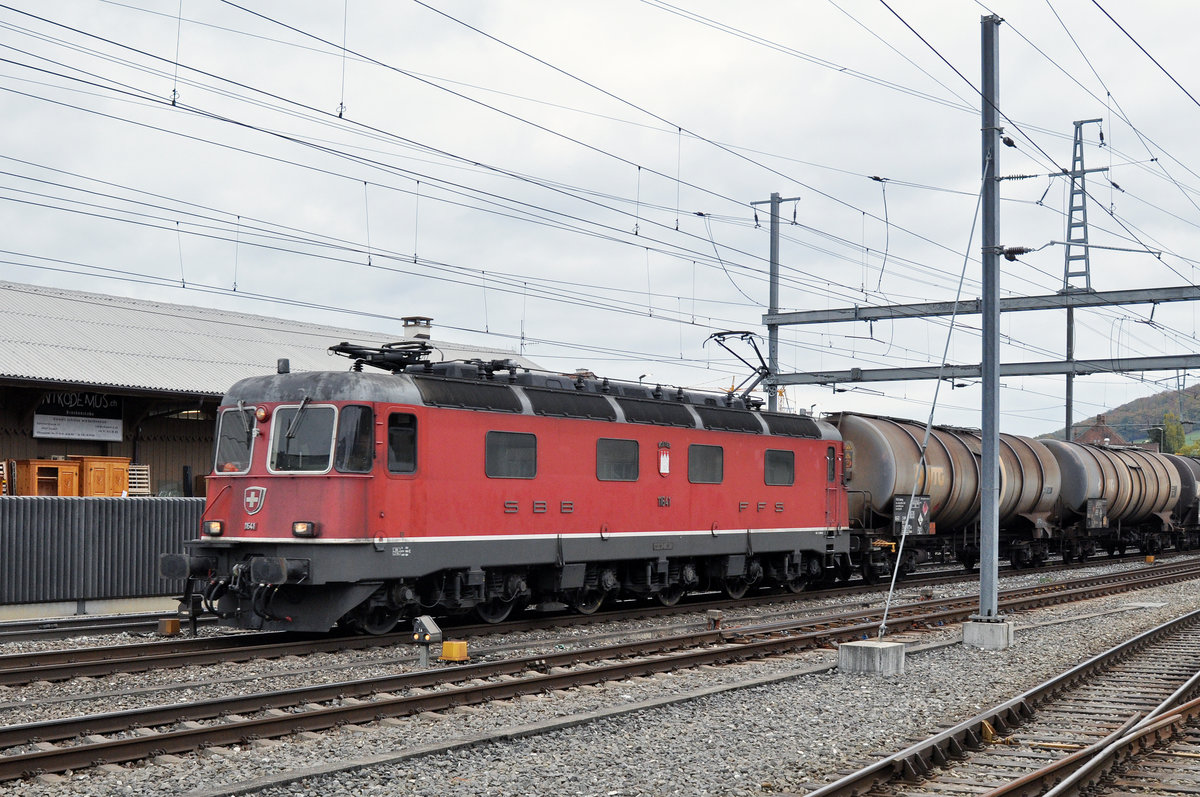 Re 6/6 11641 durchfährt den Bahnhof Sissach. Die Aufnahme stammt vom 23.10.2015.