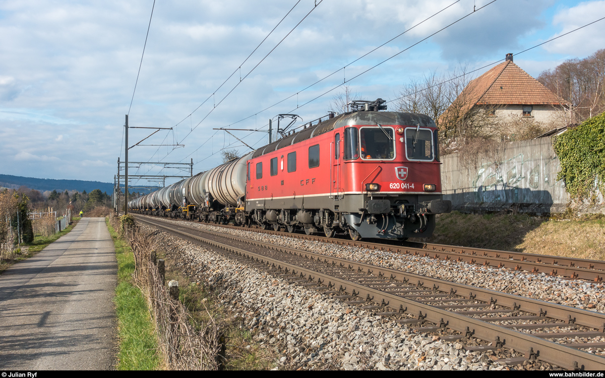 Re 6/6 11641  Moutier  am 23. März 2018 mit einem Kesselwagenzug bei Holderbank AG.
