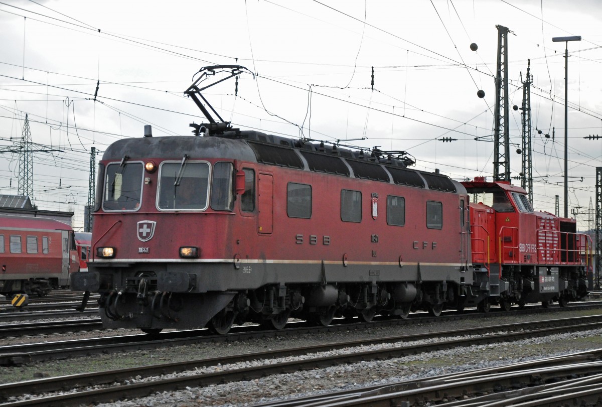 Re 6/6 11641 und die Rangierlok Am 843 020-9 durchfahren den Badischen Bahnhof in Basel. Die Aufnahme stammt vom 10.02.2014.