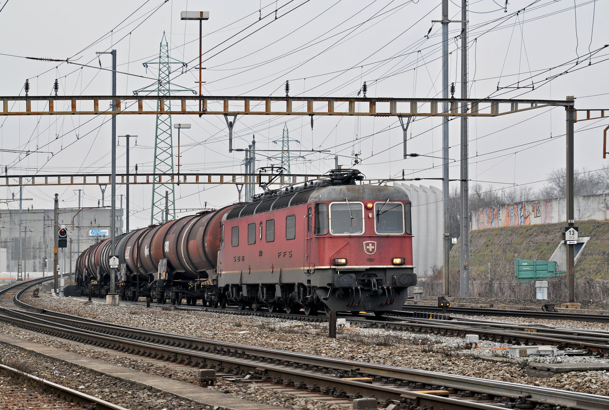 Re 6/6 11643 durchfährt den Bahnhof Pratteln. Die Aufnahme stammt vom 07.02.2017.