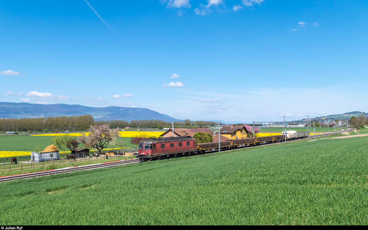 Re 6/6 11643  Laufen  mit einem kurzen Güterzug am 13. April 2017 bei Ependes.