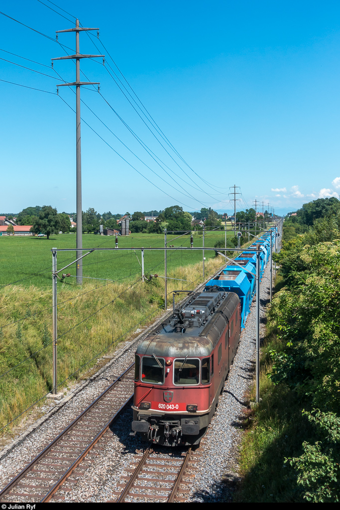 Re 6/6 11643 mit Kieswagenleerzug am 20. Juni 2018 bei Engishofen.