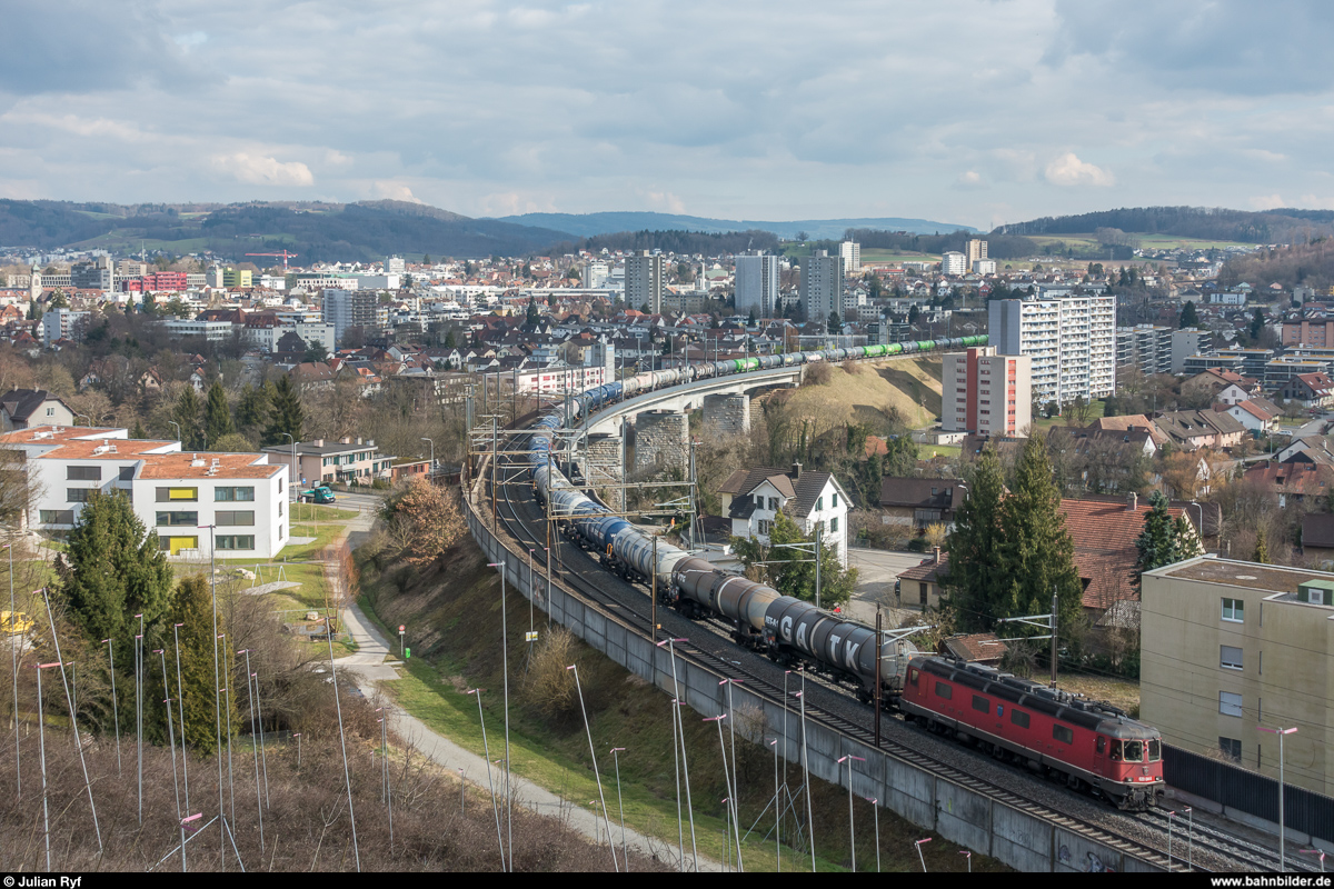Re 6/6 11644  Cornaux  am 23. März 2018 mit einem Kesselwagenzug Glattbrugg - Basel bei Brugg.