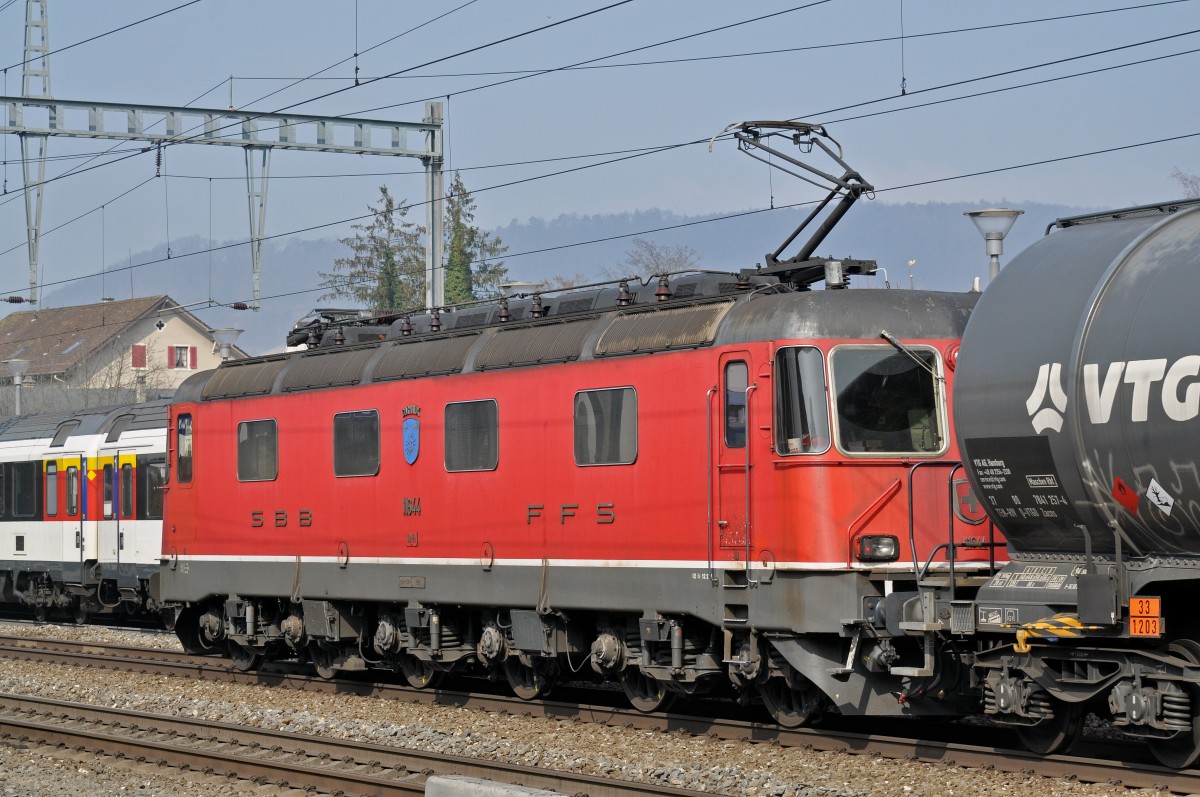Re 6/6 11644 durchfährt den Bahnhof Sissach. Die Aufnahme stammt vom 11.03.2016.
