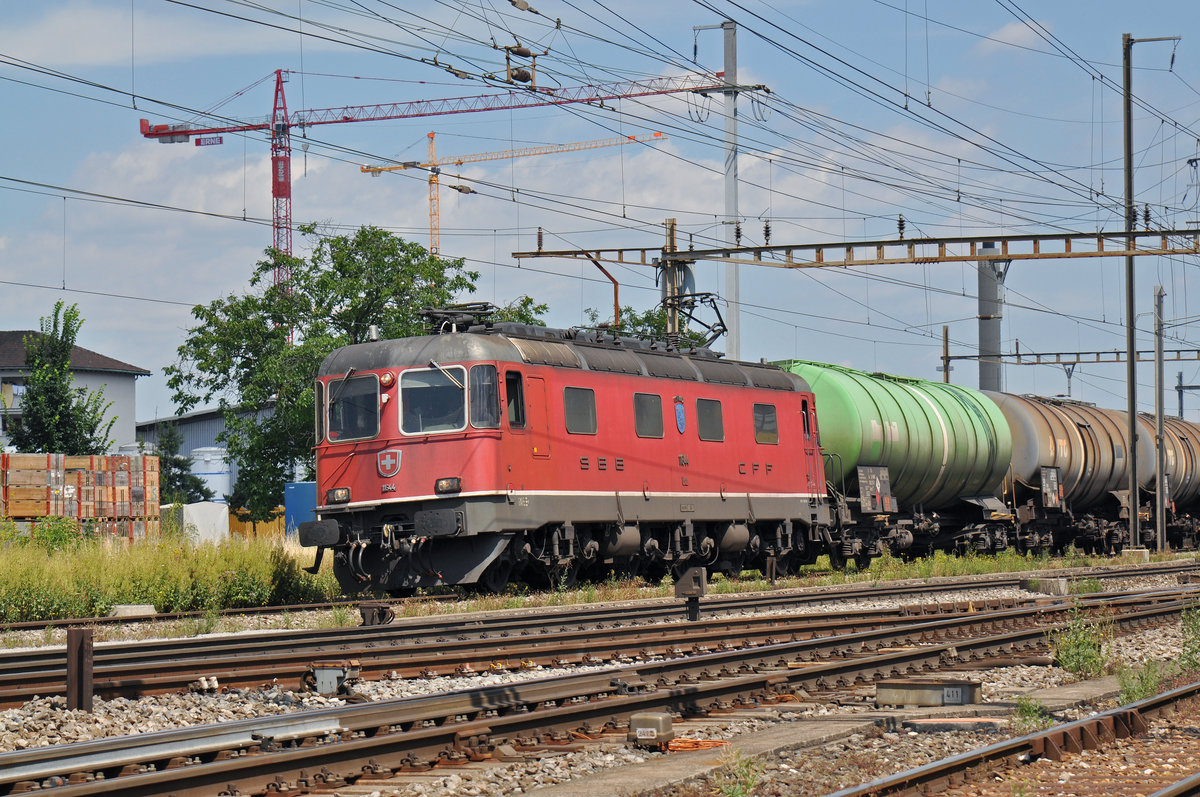 Re 6/6 11644 durchfährt den Bahnhof Pratteln. Die Aufnahme stammt vom 16.07.2016.