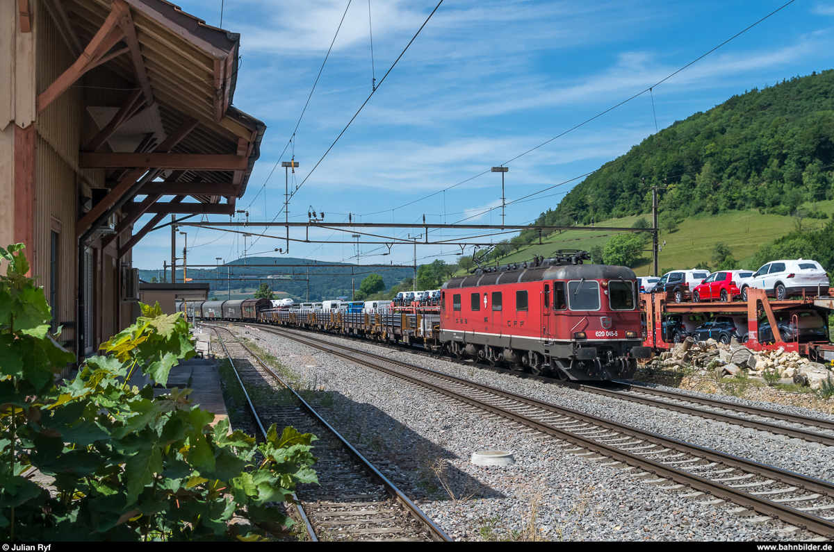 Re 6/6 11645  Colombier  durchfährt am 5. Juli 2017 mit einem gemischten Güterzug den Bahnhof Effingen.