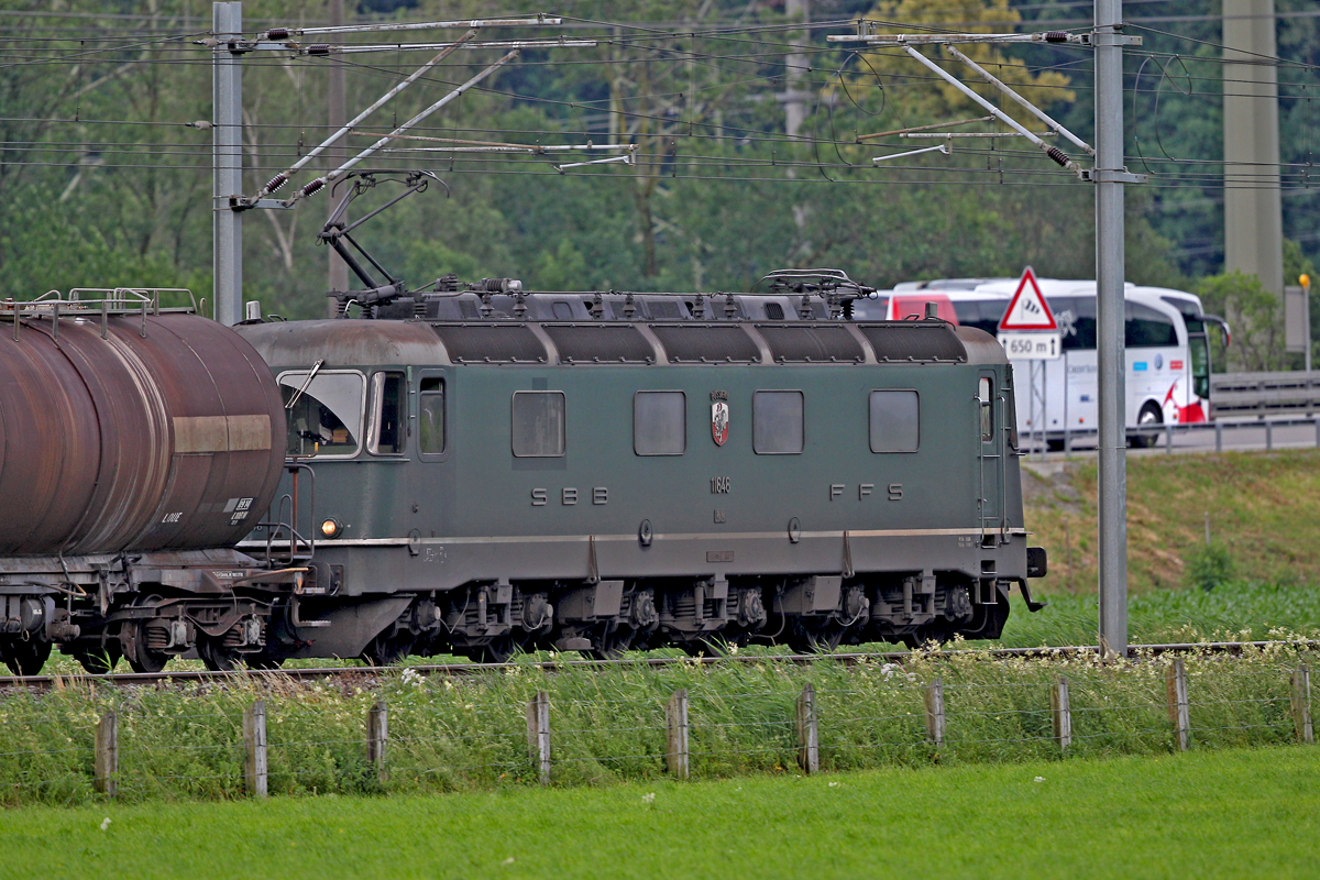 Re 6/6 11646 donnert am 23.6.2014 mit einem Kesselwagenzug bei Bilten vorbei.