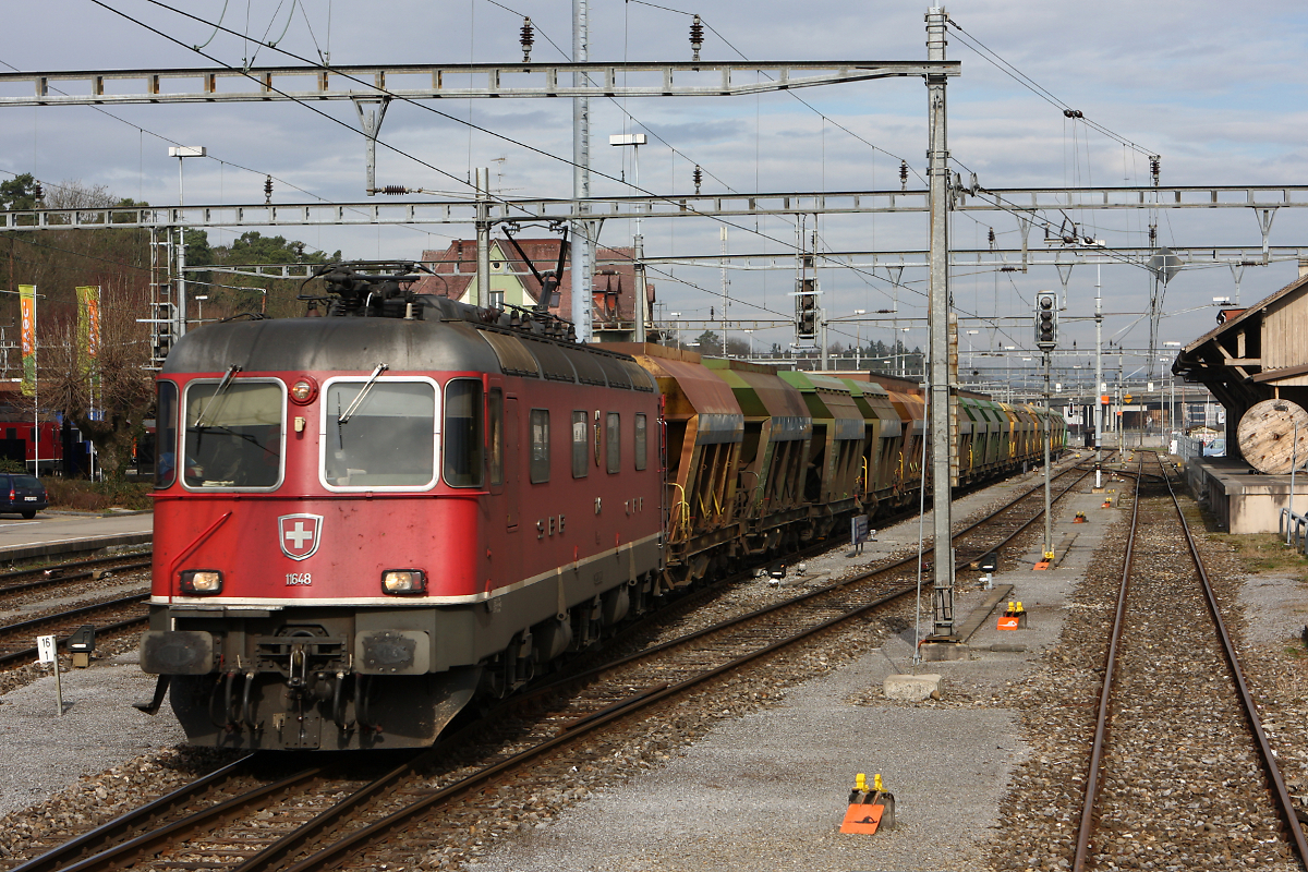 Re 6/6 11648 durchfährt mit ihrem Zug Bülach, 25.03.2010
