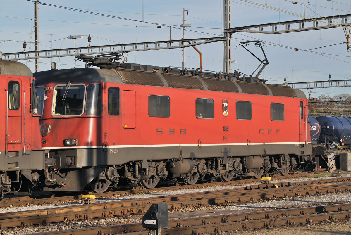 Re 6/6 11649 ist beim Güterbahnhof Muttenz abgestellt. Die Aufnahme stammt vom 20.11.2016.