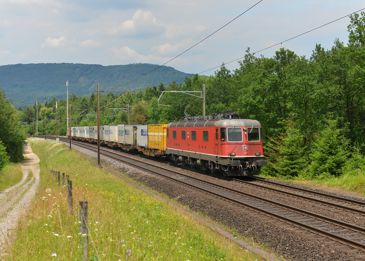 Re 6/6 11649 mit einem Containerzug am 14.06.2014 bei Rupperswil. 