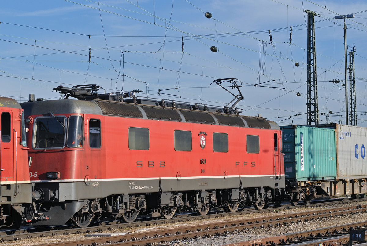 Re 6/6 11650 durchfährt den Badischen Bahnhof. Die Aufnahme stammt vom 17.10.2017. 