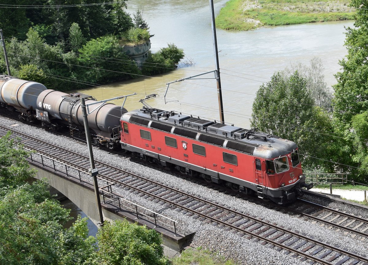 Re 6/6 11650  Schönenwerd  zieht am 26.07.2017 ihren Güterzug bei Vogelsang AG (Turgi) über die Reuss in Richtung RBL.