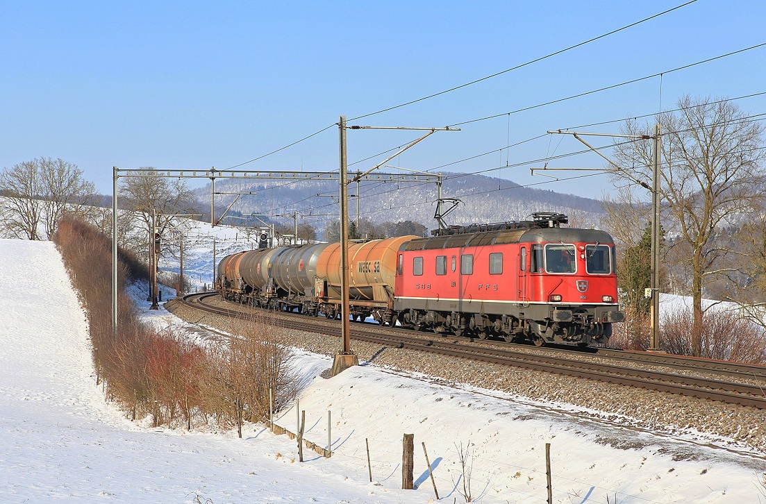Re 6/6 11652 am Bözberg zwischen Hornussen und Zeihen, 03.02.2012.
