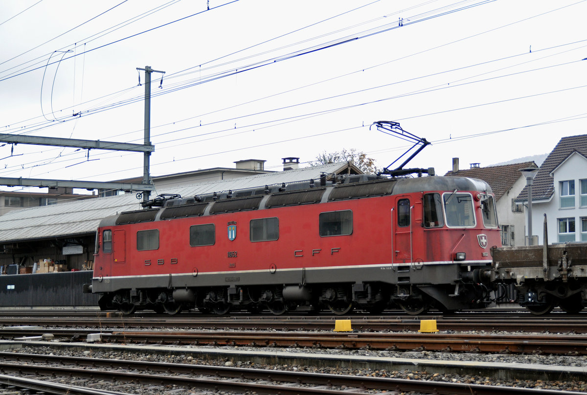 Re 6/6 11652 durchfährt den Bahnhof Pratteln. Die Aufnahme stammt vom 26.10.2016.