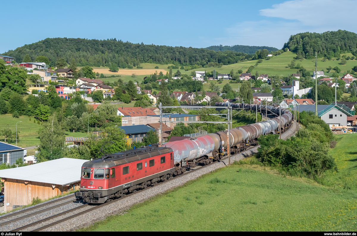 Re 6/6 11652  Kerzers  am 5. Juli 2017 mit einem Kesselwagenzug bei Zeihen.