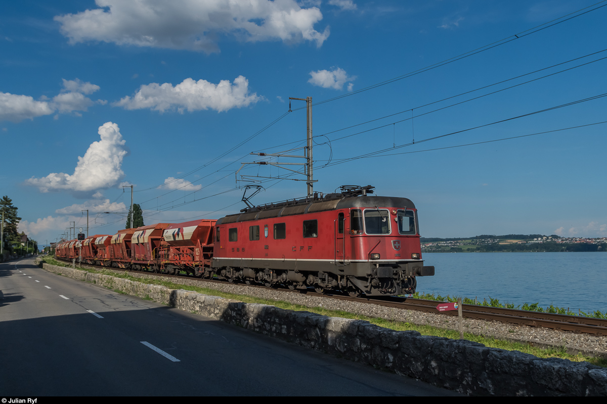 Re 6/6 11652  Kerzers  zieht am 18. Juli 2016 einen Kieszug dem Bielersee entlang durch Ligerz.