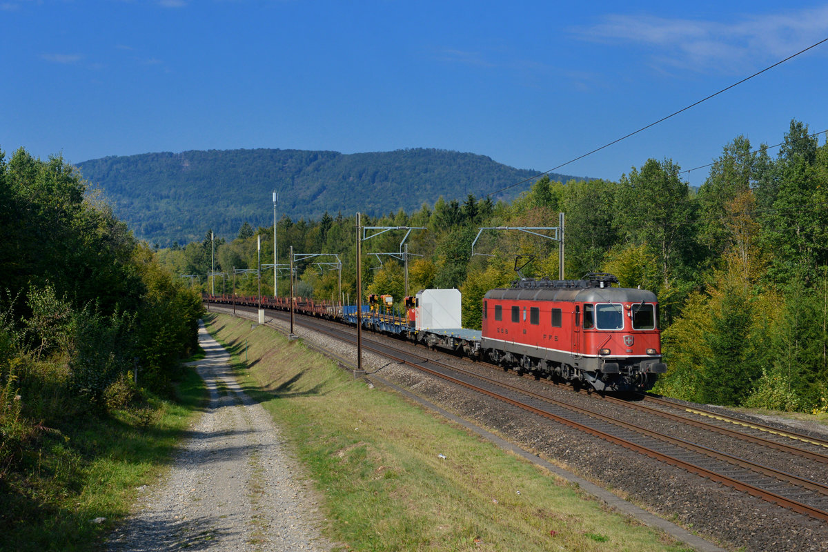 Re 6/6 11652 mit einem Güterzug am 01.10.2015 bei Rupperswil. 