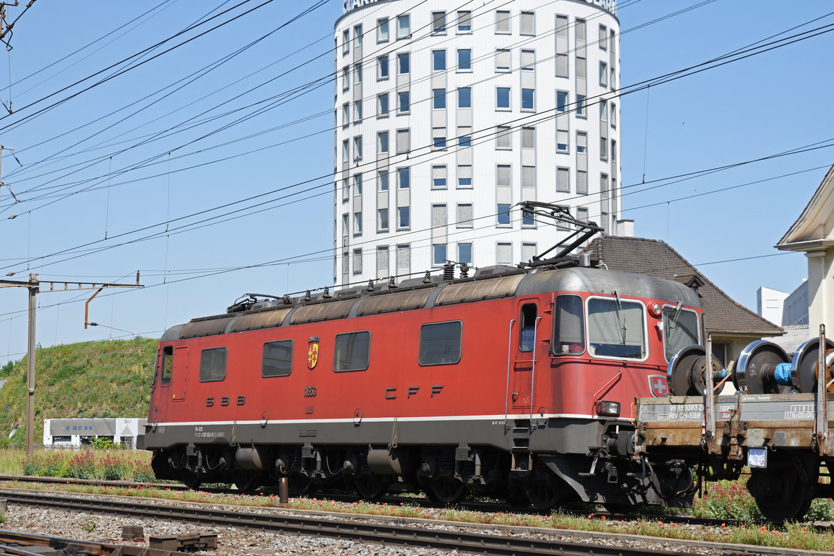 Re 6/6 11653 durchfährt den Bahnhof Pratteln. Die Aufnahme stammt vom 30.05.2018.