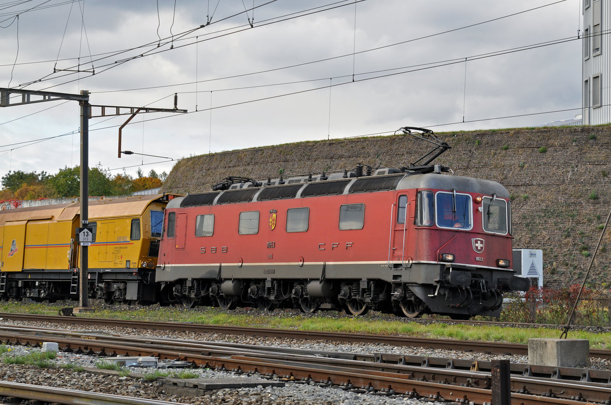 Re 6/6 11653 durchfährt den Bahnhof Pratteln. Die Aufnahme stammt vom 20.10.2016.