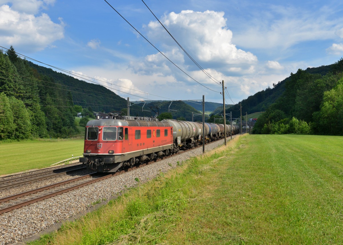 Re 6/6 11653 mit einem Kesselzug am 18.06.2014 bei Tecknau. 