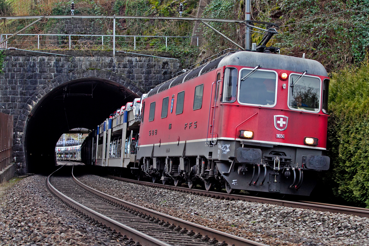 Re 6/6 11656 fährt mit einem langen Autozug bei Murg Richtung Zürich vorüber.Bild vom 16.1.2015