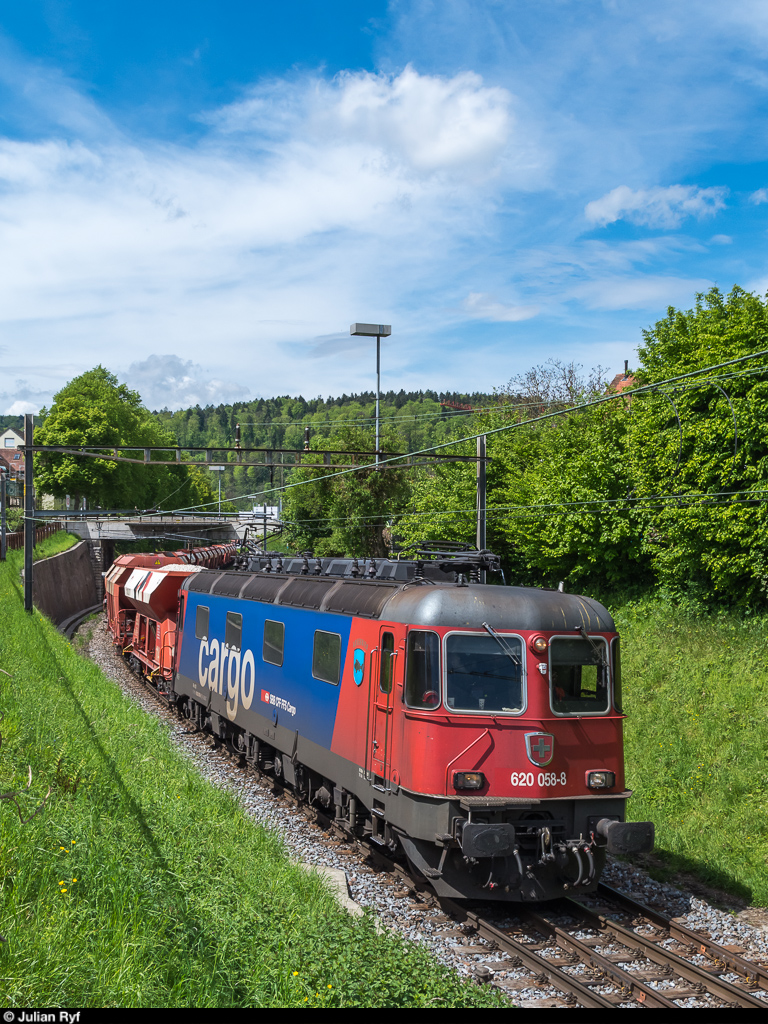 Re 6/6 11658  Auvernier  mit einem Kieszug aus Hüntwangen-Wil bei der Ausfahrt aus dem Bahnhof Winterthur Töss am 12. Mai 2017.