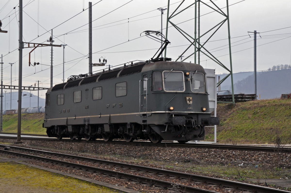 Re 6/6 11663 beim Güterbahnhof in Muttenz. Die Aufnahme stammt vom 13.01.2014.