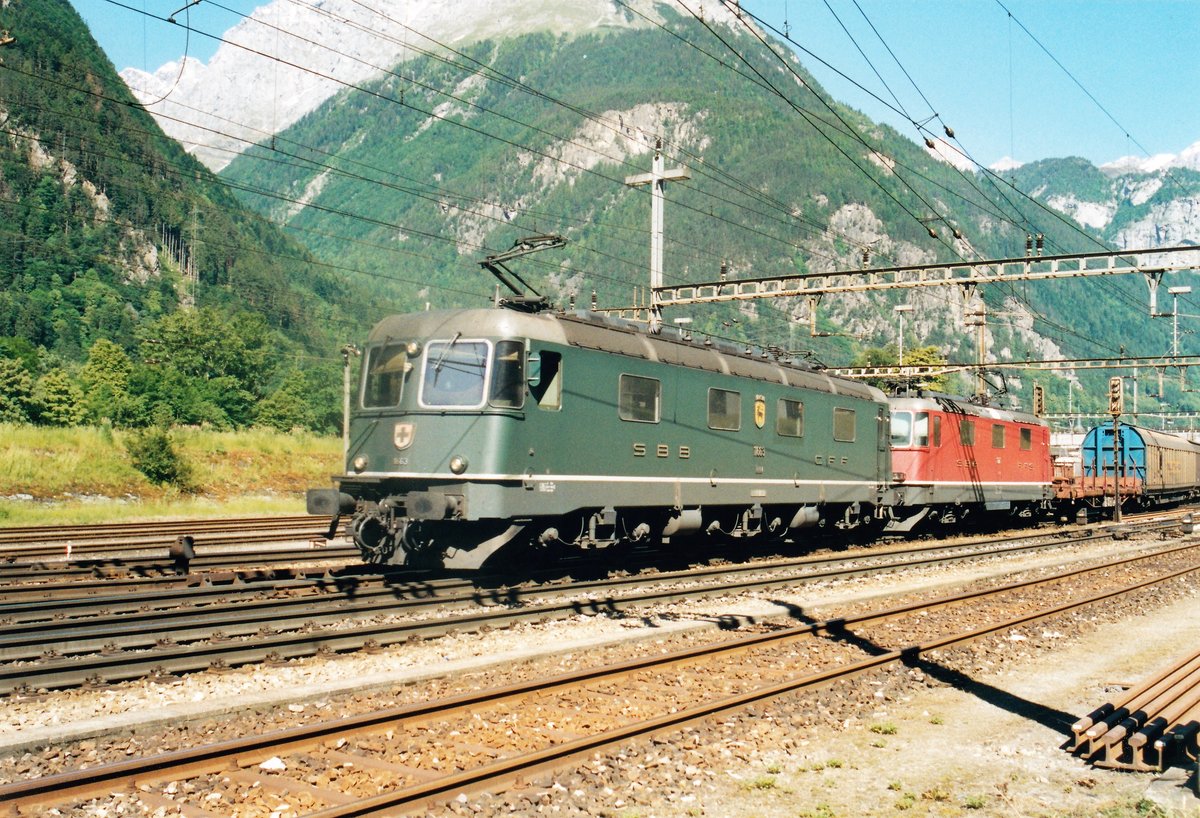 Re 6/6 11663  Eglisau  noch ohne Klimaanlage im Juni 2004 mit einer unbekannten Re 4/4 bei der Ausfahrt aus dem Bahnhof Erstfeld dem Berg entgegen... (ab Analogbild)