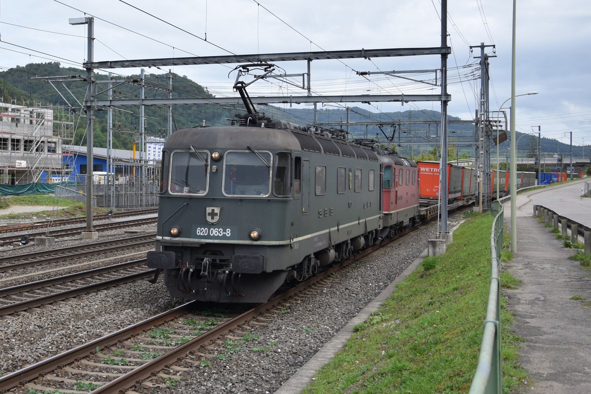Re 6/6 11663  Eglisau  zieht (dieses Mal mit der Wappenseite) mit Re 4/4 II 11327 ihren Güterzug am 07.09.2017 durch Lausen in Richtung Basel.