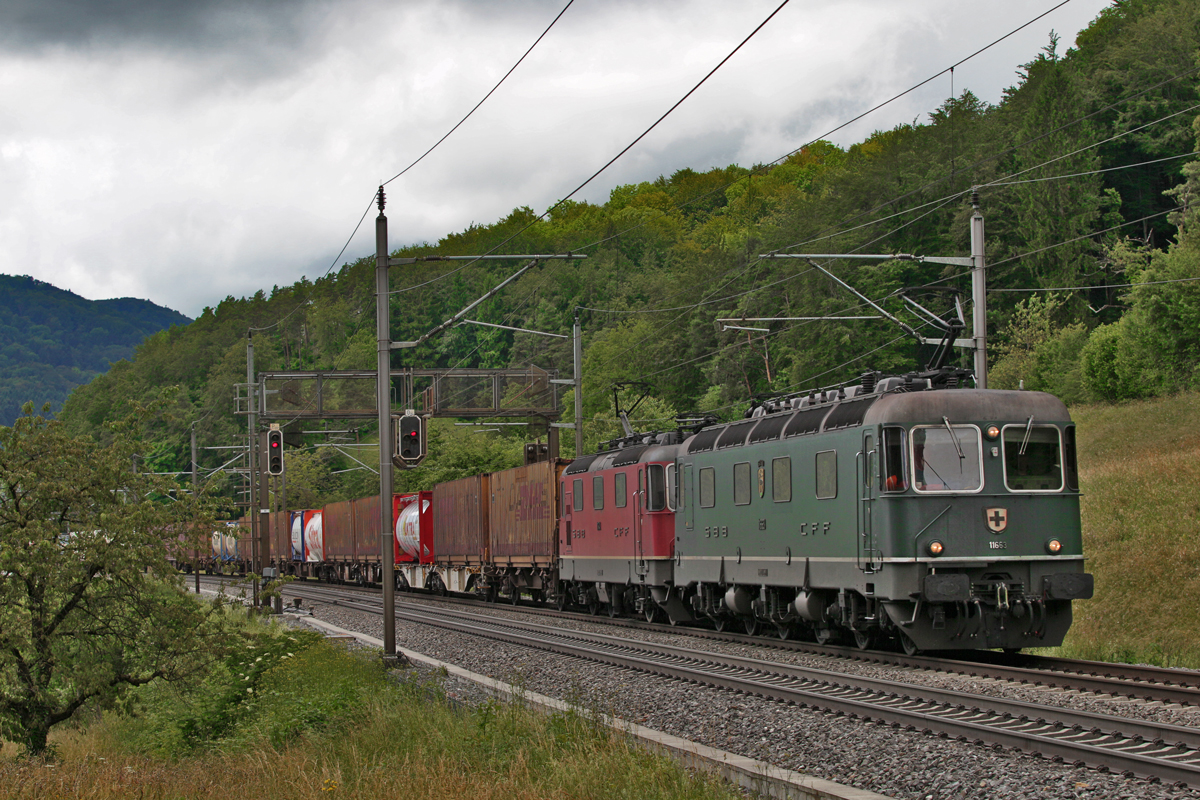 Re 6/6 11663 fährt zusammen mit der Re 4/4 II 11341 bei gewitterhaftem Wetter mit einem KLV Zug in Villnachern vorbei.Bild vom 15.6.2016