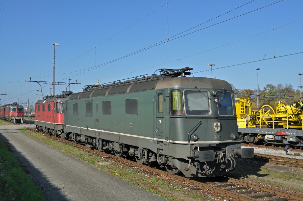 Re 6/6 11663 und die Re 4/4 III 11348 sind beim Güterbahnhof abgestellt. Die Aufnahme stammt vom 01.11.2015.