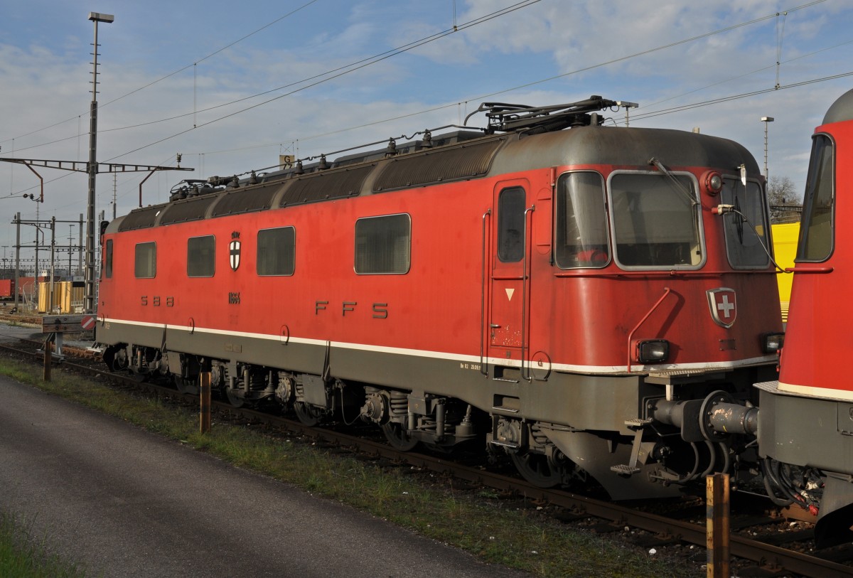 Re 6/6 11664 wartet beim Güterbahnhof auf den nächsten Einsatz. Die Aufnahme stammt vom 27.11.2014.