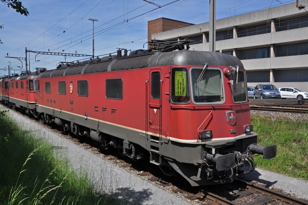 Re 6/6 11667 abgestellt beim Güterbahnhof in Muttenz. Die Aufnahme stammt vom 05.05.2014.