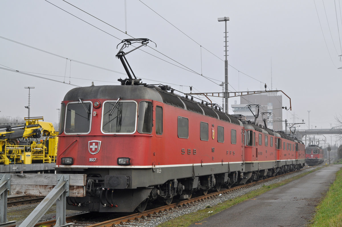 Re 6/6 11667, Re 4/4 II 11321, Re 6/6 11668 und die Re 4/4 II 11349 sind beim Güterbahnhof Muttenz abgestellt. Die Aufnahme stammt vom 12.12.2016.
