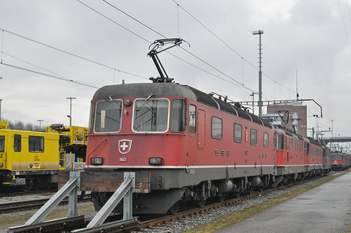 Re 6/6 11667 wartet beim Güterbahnhof Muttenz auf den nächsten Einsatz. Die Aufnahme stammt vom 06.02.2017.