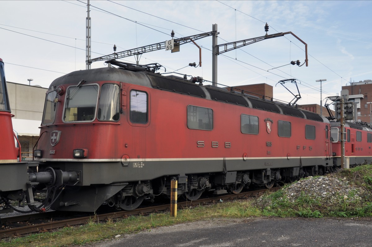Re 6/6 11668 ist beim Güterbahnhof Muttenz abgestellt. Die Aufnahme stammt vom 12.01.2015.