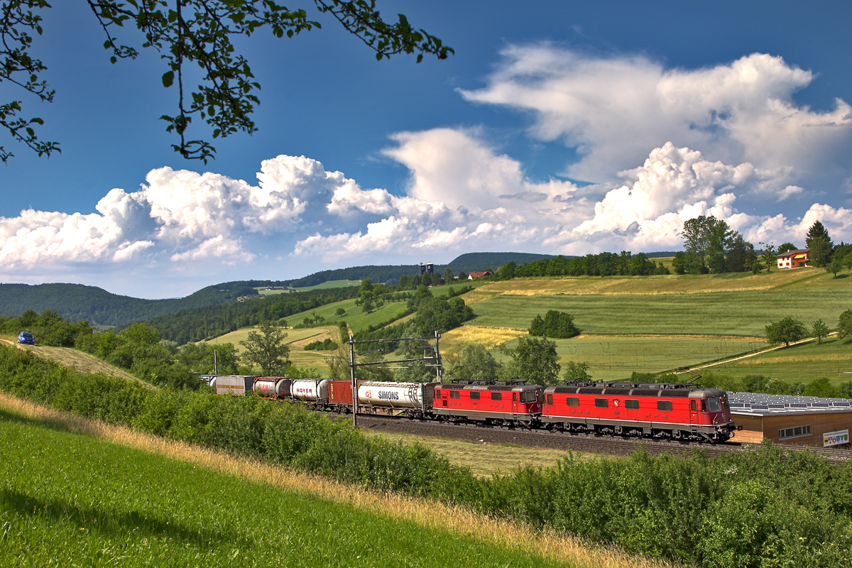 Re 6/6 11670  Affoltern am Albis  und Re 421 39x-4 fahren mit einem UKV Zug bei Zeihen vorüber.Bild vom 11.6.2015