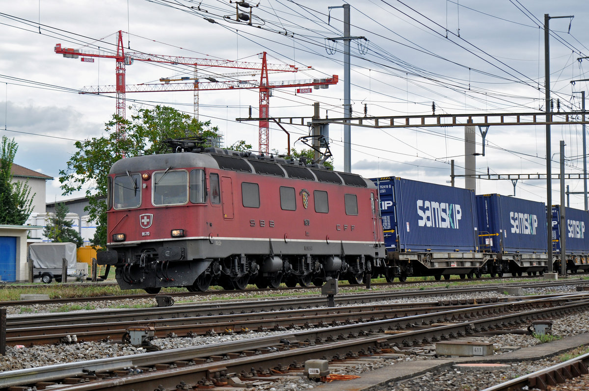Re 6/6 11670 durchfährt den Bahnhof Pratteln. Die Aufnahme stammt vom 16.09.2016.