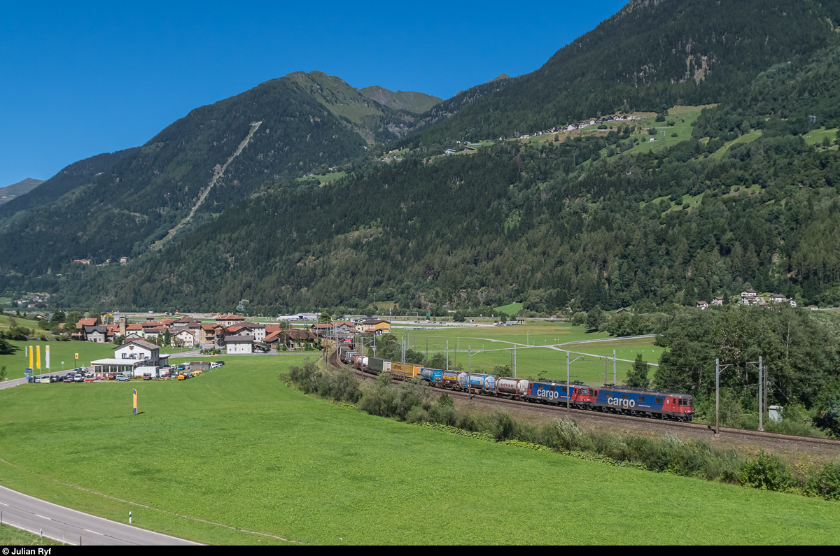 Re 6/6 11675  Gelterkinden  bremst am 23. August 2016 gemeinsam mit einer Re 4/4 II einen UKV-Zug bei Ambrì die Gotthard-Südrampe hinunter.