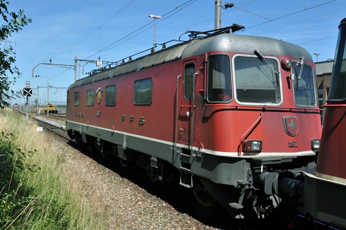 Re 6/6 11677 abgestellt beim Güterbahnhof in Muttenz. Die Aufnahme stammt vom 03.07.2014.