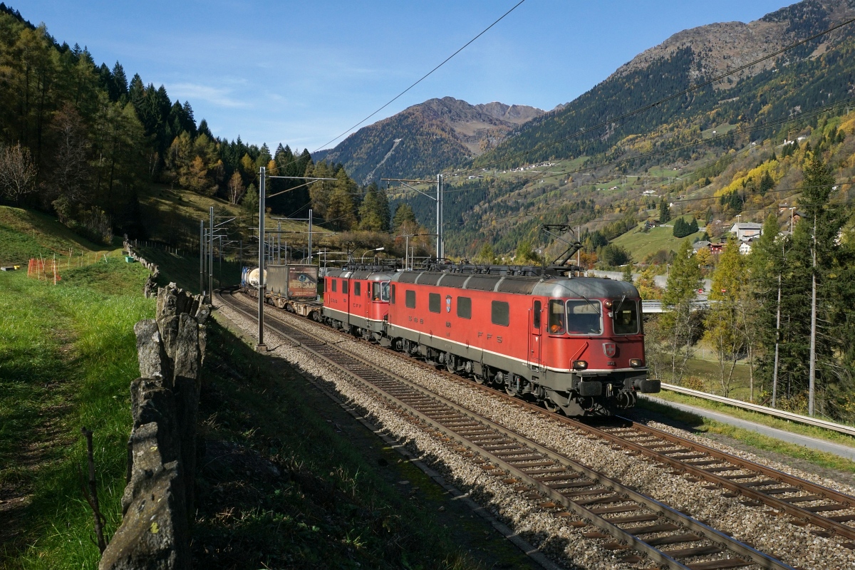 Re 6/6 11678 und Re 4/4 II 11339 rollen am 24.10.2015 mit einem Containerzug die Gotthard-Südrampe hinunter. Da s Bild wurde bei Rodi-Fiesso aufgenommen.