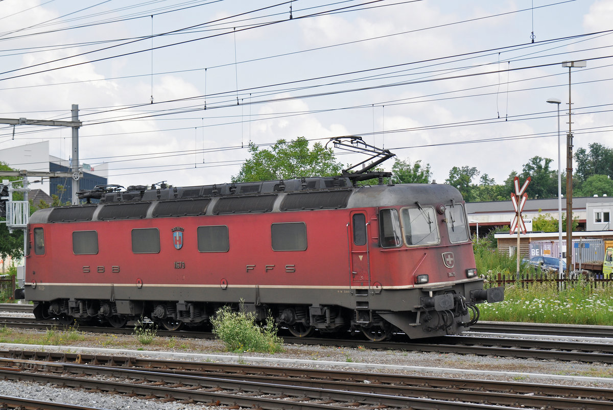 Re 6/6 11679 durchfährt den Bahnhof Pratteln. Die Aufnahme stammt vom 15.07.2016.