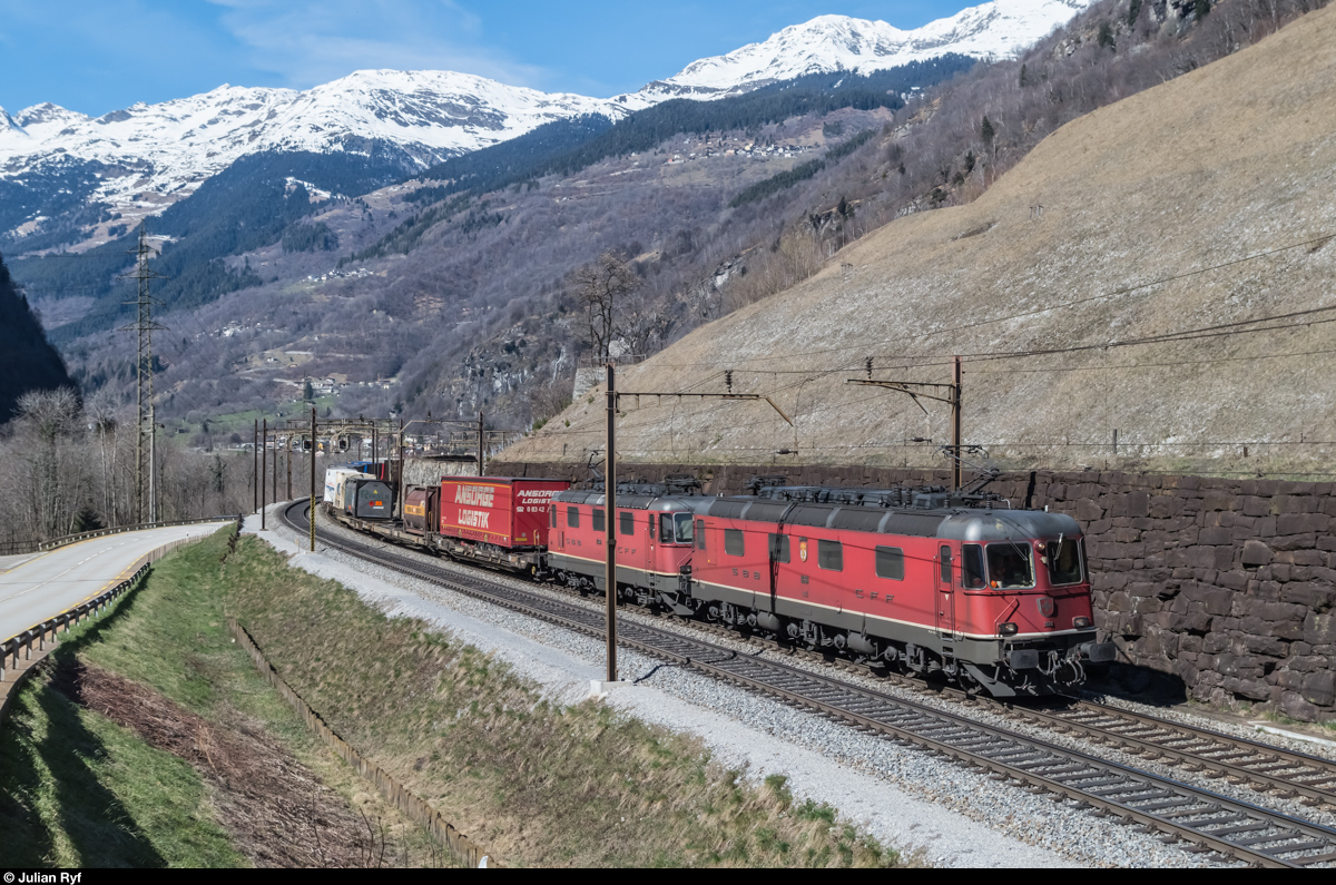 Re 6/6 11681 bremst am 24. März 2016 zusammen mit einer Re 4/4 II einen UKV-Zug oberhalb Lavorgo talwärts.