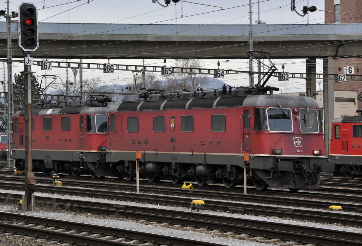 Re 6/6 11681 und Re 4/4 II 11328 am Güterbahnhof in Muttenz. Die Aufnahme stammt vom 08.02.2014.
